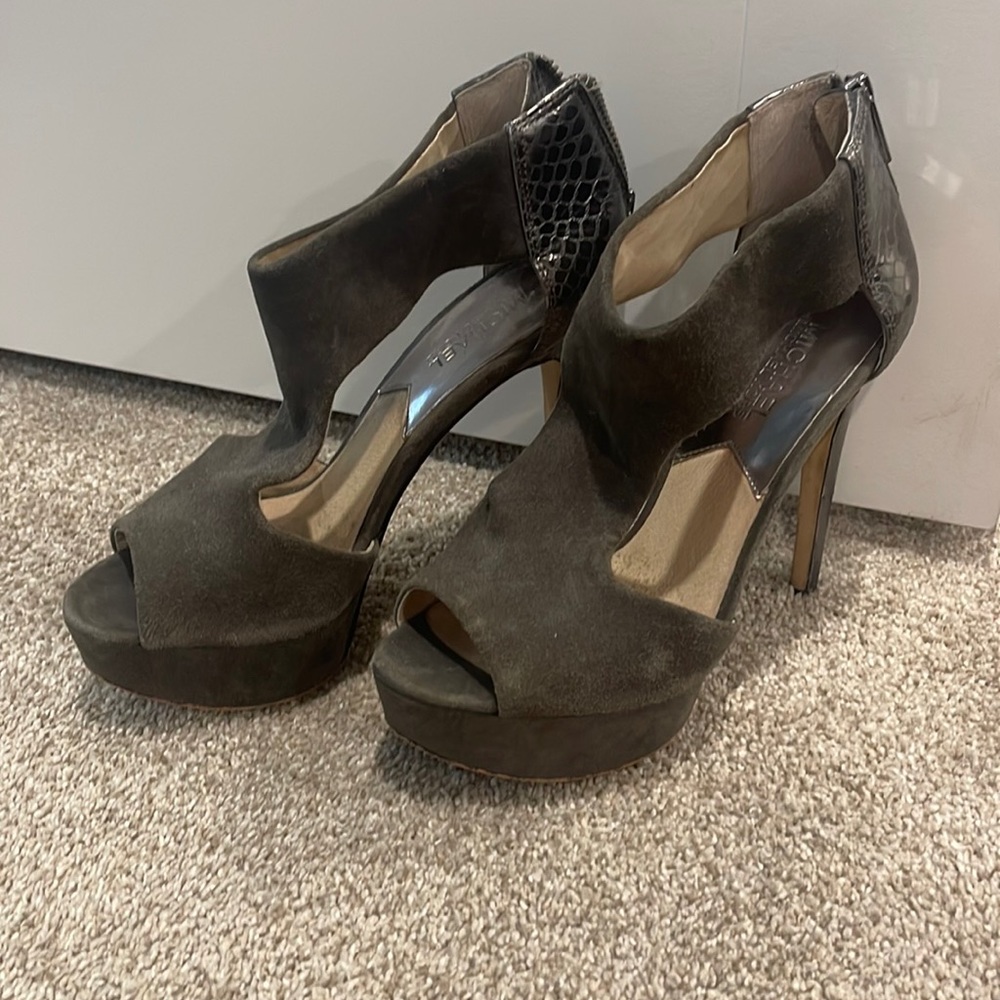 Michael kors grey pumps